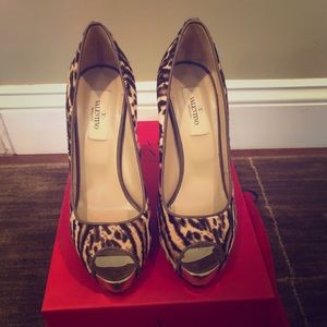 Sexy! Valentino Leopard Print Pumps